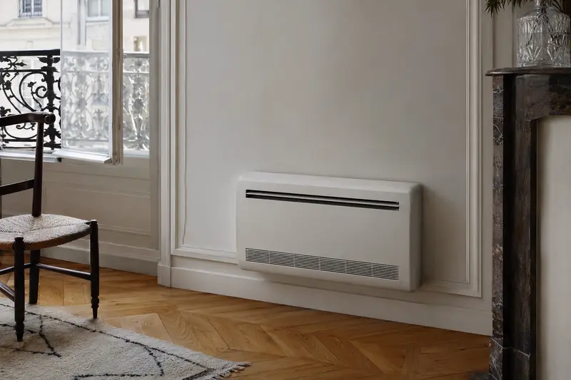 Climatiseur monobloc fixe installé à l'intérieur d'un logement, sans groupe extérieur visible